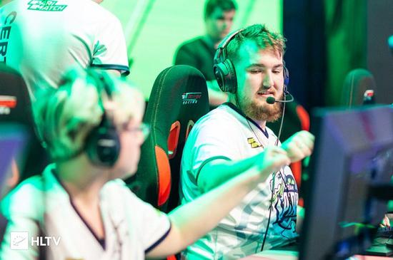 中国战队全力备战2025世界人形机器人运动会展示精湛操作