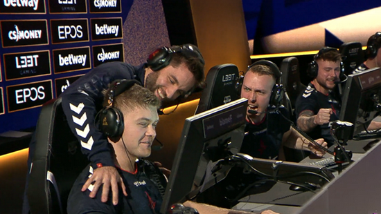 《英雄联盟》S15总决赛首场对决：iG与T1生死战一触即发